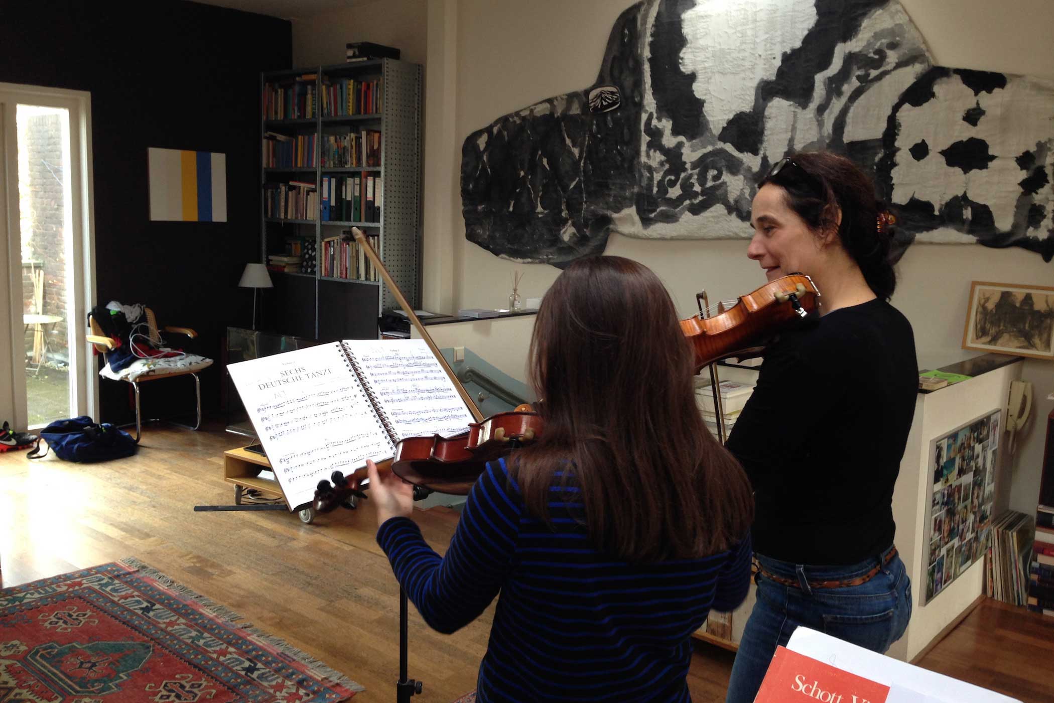 Tijdens een vioolles speelt Mirjam samen viool met een leerling