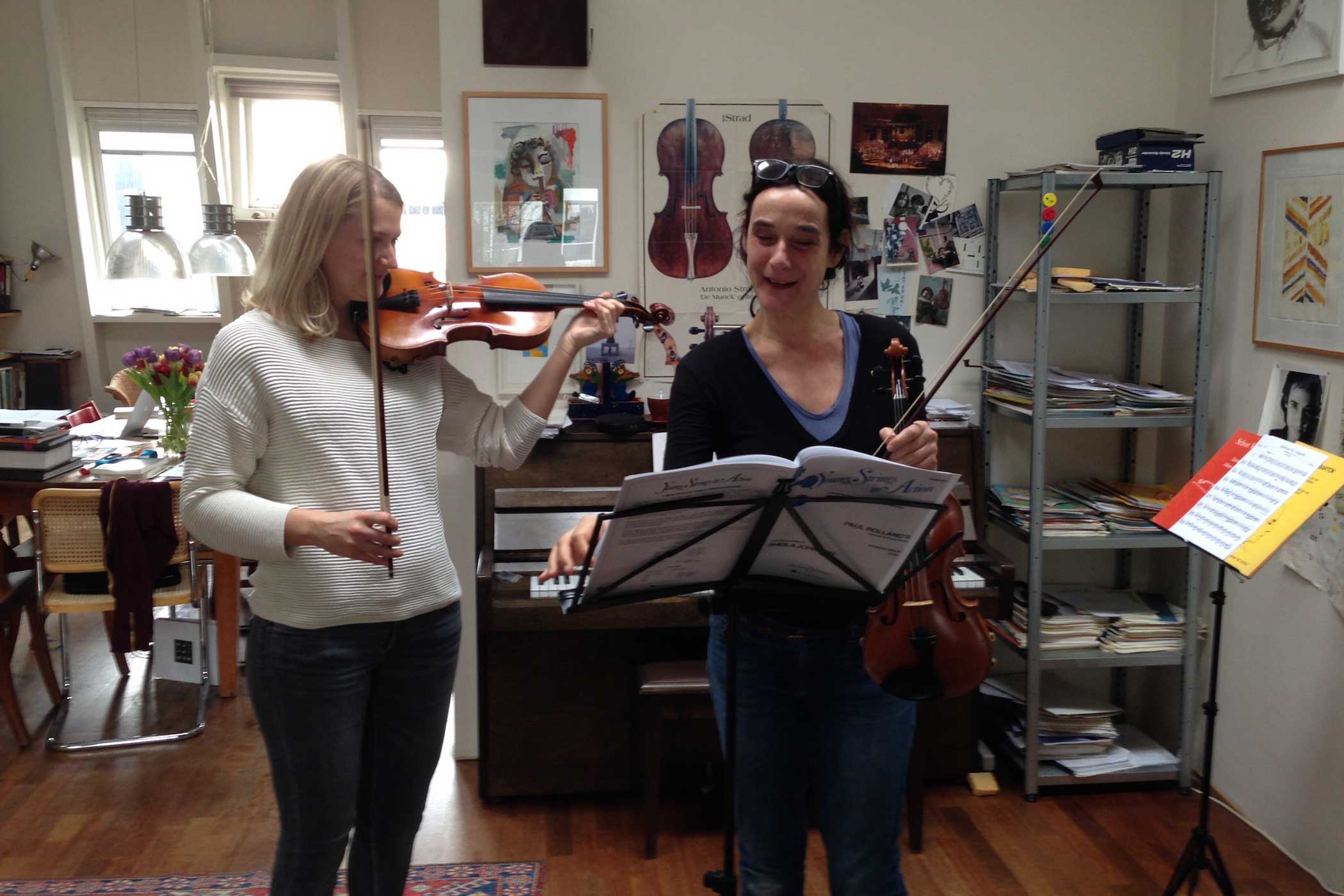 Mirjam geeft vioolles aan een jongere in Amsterdam